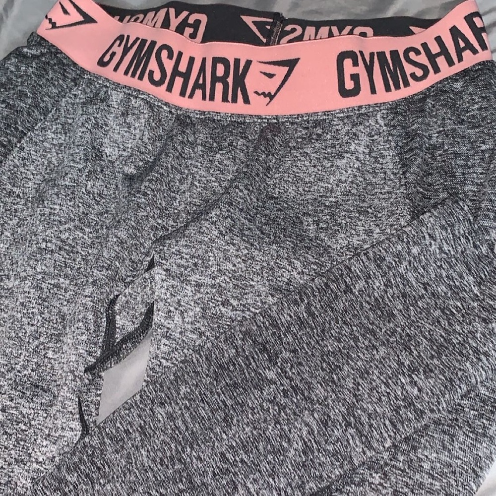 Gym shark leggings